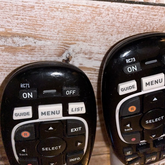 📺 2 DirectTV Remote Controls 📺 RC71 & RC73 - Picture 4 of 5